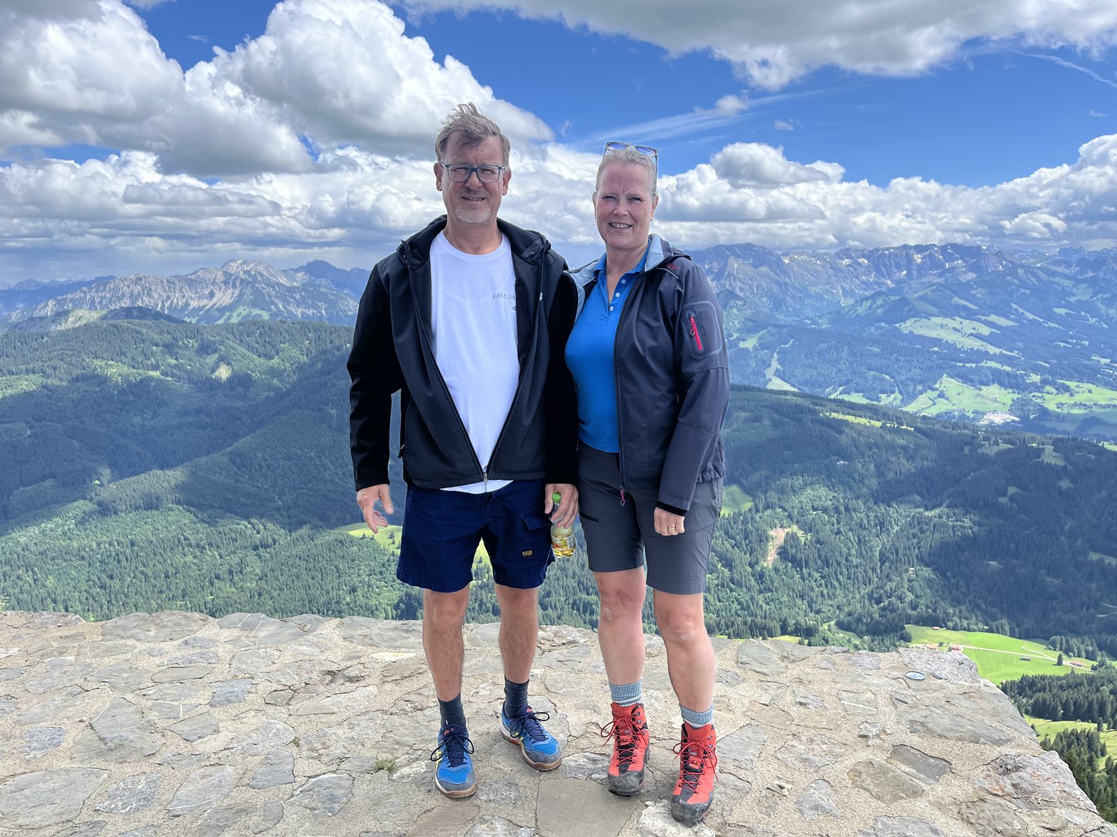 Hans-Jörg Ronsdorf mit seiner Frau auf einem Berggipfel
