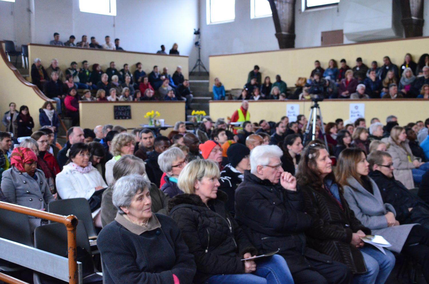 Publikum im Saal, Blick zur Empore