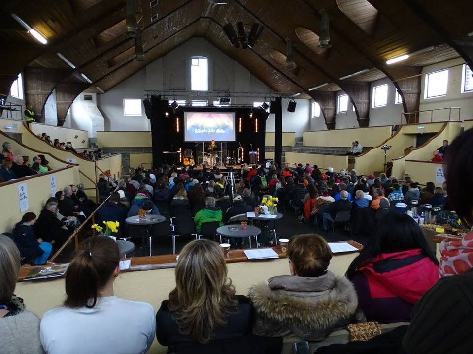 Saal mit Leinwand und Tischen, Kirche für Alle, zweite Runde